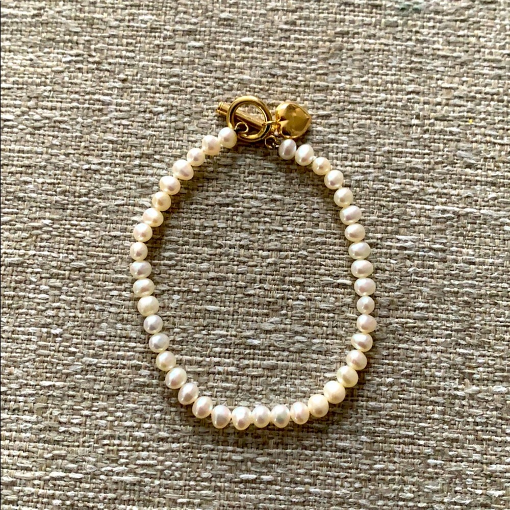 Pearl bracelet with heart closure